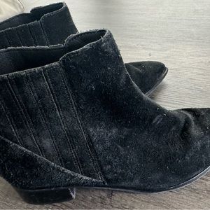 Marc Fisher POINTY TOE CHELSEA BOOTIE taupe Beige Brown Suede 6 Silver Detail